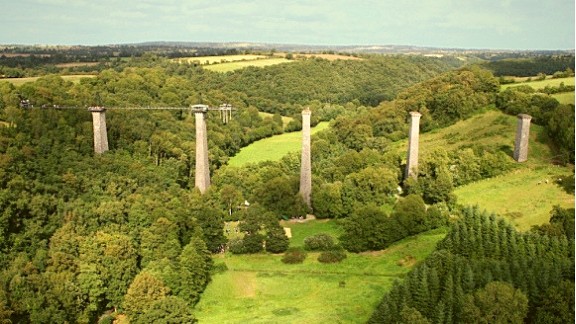 La construction des passerelles suspendues du Viaduc de la Souleuvre